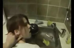 XXX Lei fuma nella stanza vecchie troie nude e decide di scopare
