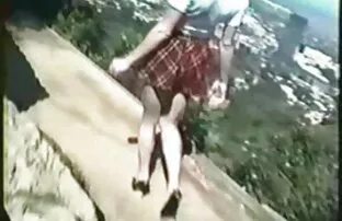 XXX Grande cane mangia i bambini e le uova ordinarie vecchia signora nuda