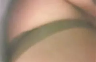 XXX Chill vecchie nere nude giocare con il suo bel cane sul letto