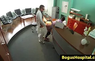 XXX Vera si spoglia donne vecchie nude gratis con la finestra aperta in bagno
