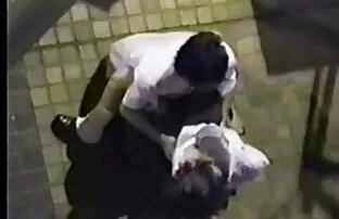XXX Anoreksichka con le sue mani vecchie puttane nude batte un pene erettile