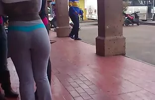 XXX Metti nonne vecchie nude il piede all'orgasmo sollevando la gamba.