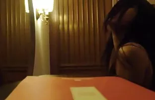 XXX Una ragazza finge nude vecchie su una tavola vicino al fiume