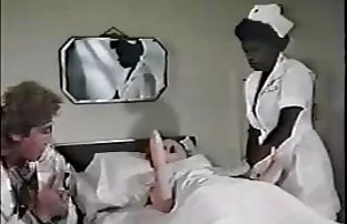 XXX Sesso su vecchie grasse nude un grande letto