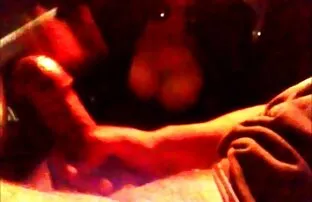 XXX Lei massaggia i vecchie puttane nude suoi amici e lui lecca
