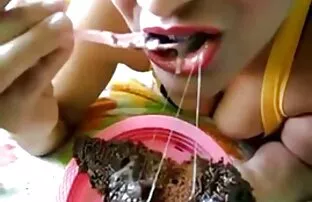 XXX Ha spogliato la musica e ha vecchia nuda mostrato l'incarnazione del suo corpo