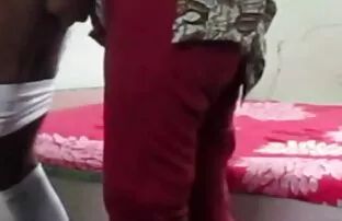 XXX Un uomo russo donne molto vecchie nude ha due ragazze su una sedia una foglia