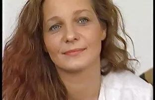 XXX Un bambino con occhiali da vista per lo sviluppo del cancro il primo giorno della vecchie baldracche nude riunione