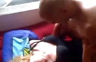 XXX Fai la vecchie baldracche nude sua ginnastica sul tappeto