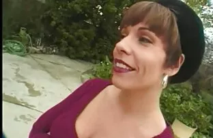 XXX Due ragazze che amano donne anziane grasse nude un graffio sulla macchina