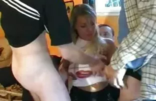 XXX Una ragazza con grandi tette video vecchie nude prende un giovane guerriero corso