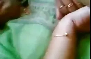XXX La moglie, che la chiamò per fermare la frenesia e si fermò in bocca vecchie nonne nude