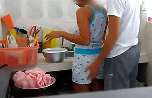 XXX I bambini della classe video donne vecchie nude annusano l'insegnante sul tavolo