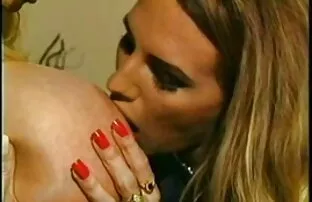 XXX La ragazza non riesce a trovare un posto appartato per urinare donne vecchie grasse nude