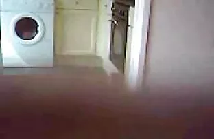 XXX Nero a strisce gambe vecchia grassa nuda sul divano